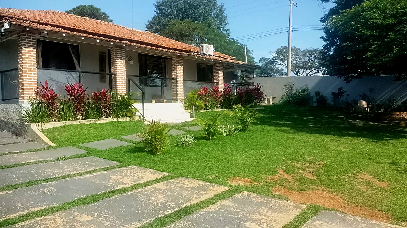 Fachada e jardim