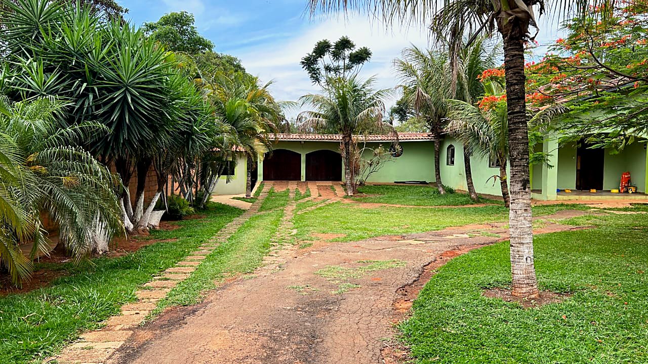 Entrada e jardins